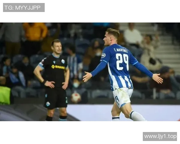 球员为亡父进球后跪地痛哭，令人泪目